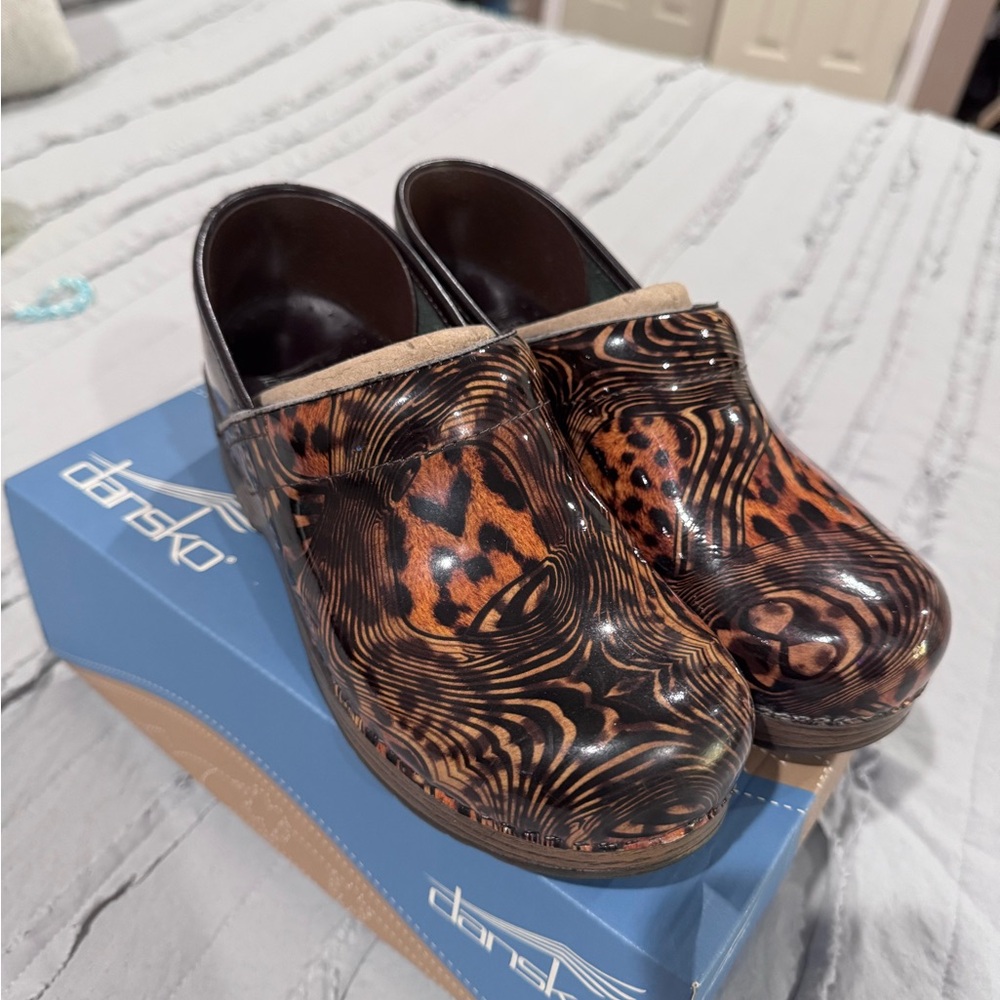 Dansko Women's Patterned Brown and Black Clogs
